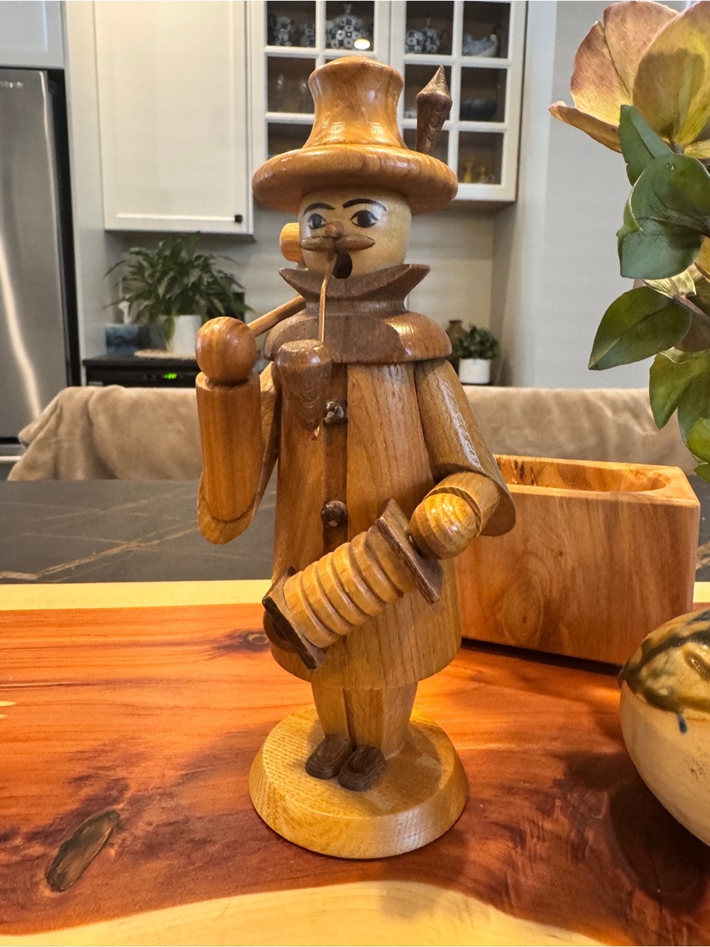 Vintage Erzgebirge German Beekeeper Smoker Figure - Picture 2 of 4